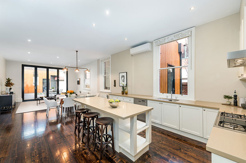 Neutral palette outdoor entertaining space in East Melbourne